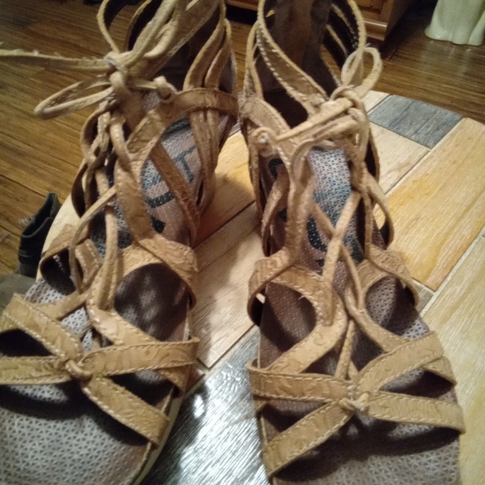 OTBT Nomadic Brown Tooled Leather Wedge Strappy Gladiator Sandals Size 8.
